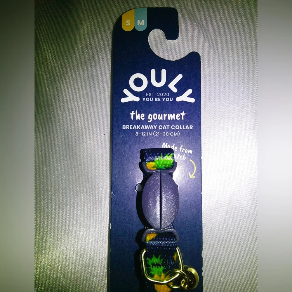 Youly the gourmet Pineapple Bowtie Cat Collar (M/L)